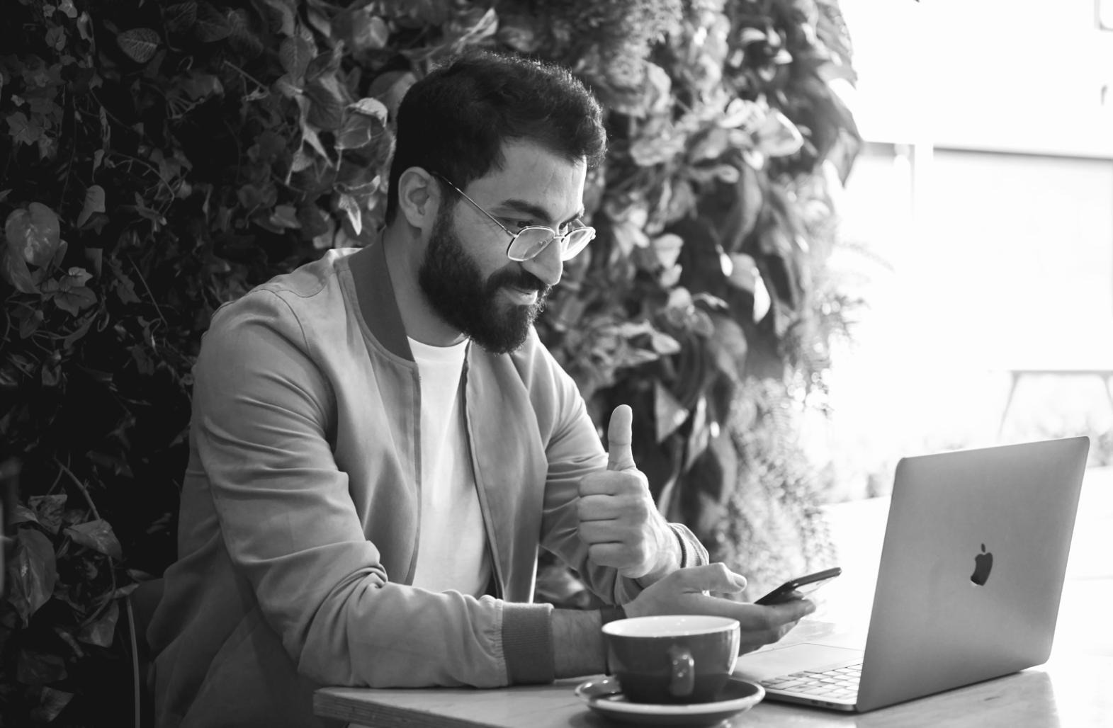 Persona utilizando calculadora y revisando documentos financieros