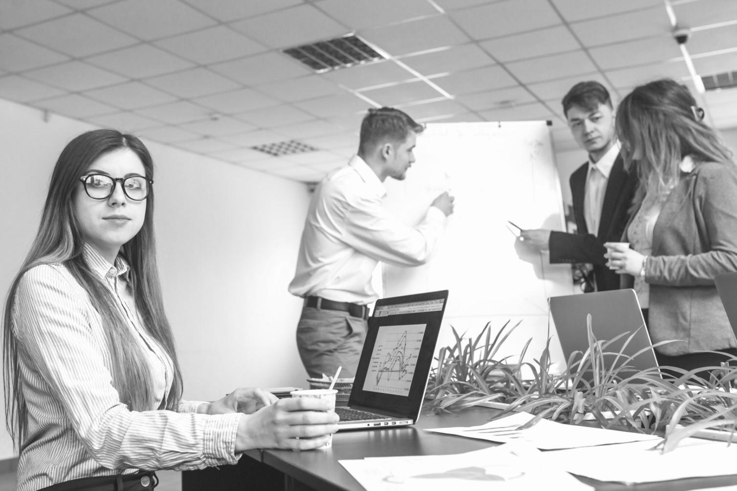 Estudiantes aprendiendo conceptos financieros en sesión práctica
