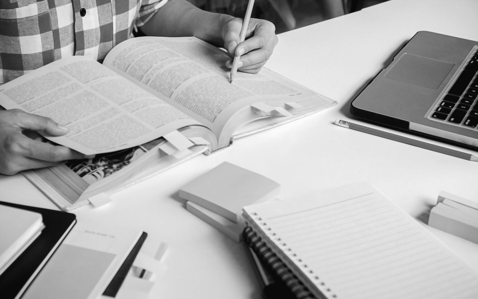 Persona revisando documentos financieros con satisfacción